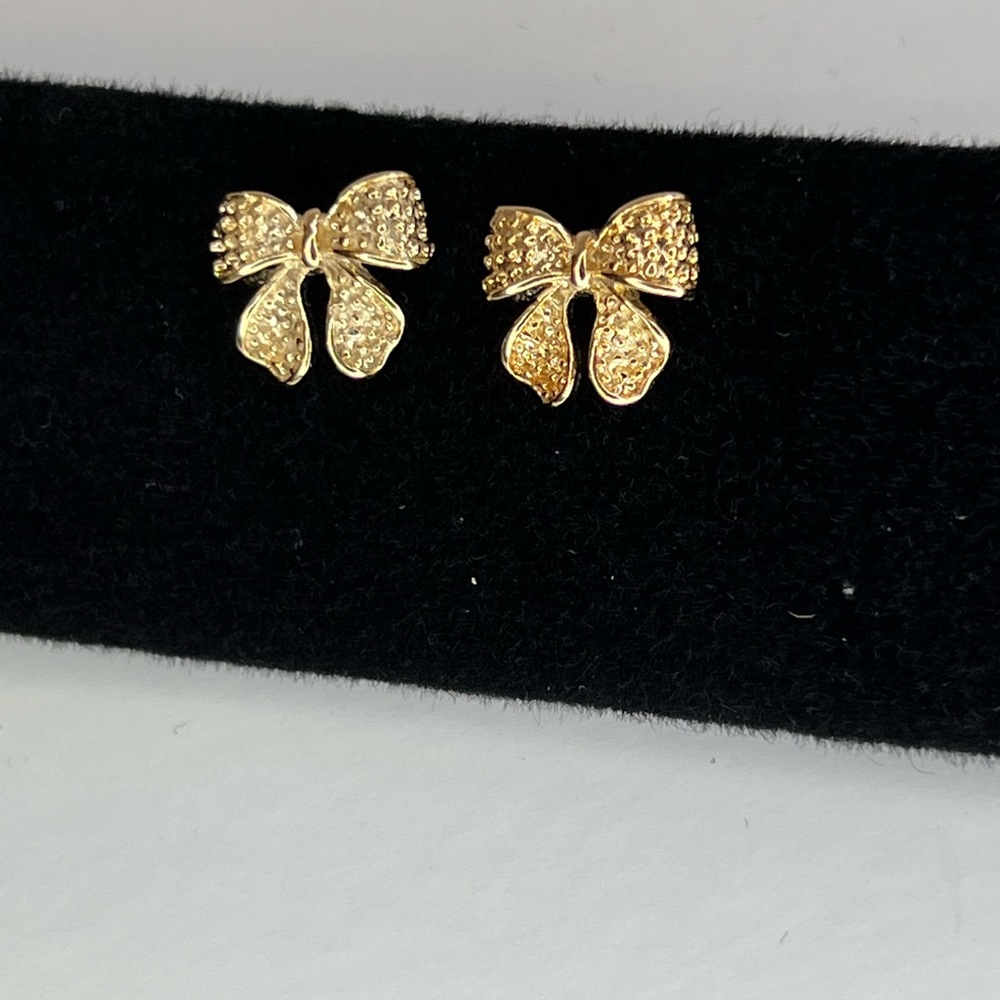 Bow shaped earrings